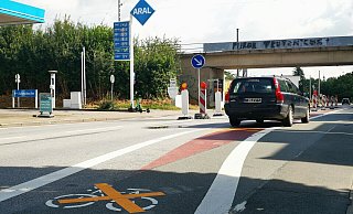 In Höhe der Aral-Tankstelle an der Bielefelder Straße ist eine Baustelle. Jetzt schon seit weit über dreieinhalb Monaten. - Susanne Barth In Höhe der Aral-Tankstelle an der Bielefelder Straße ist eine Baustelle. Jetzt schon seit weit über dreieinhalb Monaten. - Susanne Barth