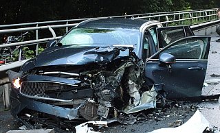 Der Volvo kam auf der Fahrbahn zum Stehen. - Polizei Minden-Lübbecke Der Volvo kam auf der Fahrbahn zum Stehen. - Polizei Minden-Lübbecke