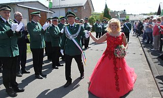 Das Königspaar Annica und Raphael Grundmann vom Bürgerschützenverein Henglarn zog fröhlich durchs Dorf. Voraus gingen ihre Kindern Paul und Johanna als Blumenboten. - Johannes Büttner Das Königspaar Annica und Raphael Grundmann vom Bürgerschützenverein Henglarn zog fröhlich durchs Dorf. Voraus gingen ihre Kindern Paul und Johanna als Blumenboten. - Johannes Büttner