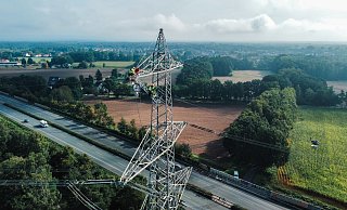 Die Tennet-Mitarbeiter bei der Arbeit hoch über der Autobahn 33. - Tennet Die Tennet-Mitarbeiter bei der Arbeit hoch über der Autobahn 33. - Tennet