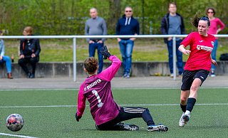 Arminia Bielefelds B-Juniorin Nele Pieper (r.) erzielt eines ihrer drei Treffer beim 10:1 über Berghofen. - Andreas Zobe Arminia Bielefelds B-Juniorin Nele Pieper (r.) erzielt eines ihrer drei Treffer beim 10:1 über Berghofen. - Andreas Zobe