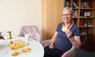Dörte Vollmer sitzt in ihrem Büro im kirchlichen Zentrum von Neu-Eben-Ezer. Um den Hals trägt sie eine der Gold-Medaillen, die sie für eine Aktion gebastelt hat. - Nadine Uphoff Dörte Vollmer sitzt in ihrem Büro im kirchlichen Zentrum von Neu-Eben-Ezer. Um den Hals trägt sie eine der Gold-Medaillen, die sie für eine Aktion gebastelt hat. - Nadine Uphoff