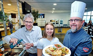 Leiter des Mitarbeiterservices, Andreas Fox (v.l) gießt sich ein Wasser ein. Daneben stehen Mitarbeiterin Ann-Katrin Uffmann und Küchendirektor Martin Wittkowsky. - Barbara Franke Leiter des Mitarbeiterservices, Andreas Fox (v.l) gießt sich ein Wasser ein. Daneben stehen Mitarbeiterin Ann-Katrin Uffmann und Küchendirektor Martin Wittkowsky. - Barbara Franke