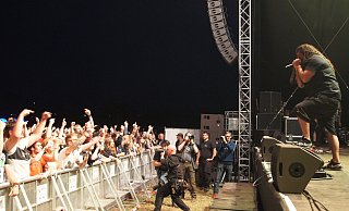 So soll es auch am kommenden Wochenende sein: Wenn das Festival richtig brummt, drängen sich die Fans vor der Weserbühne und feuern die Bands an. - Stefan Lyrath So soll es auch am kommenden Wochenende sein: Wenn das Festival richtig brummt, drängen sich die Fans vor der Weserbühne und feuern die Bands an. - Stefan Lyrath