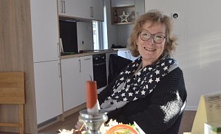 Monika Dierks (65) sitzt im noch kargen Wohnzimmer. Bisher steht dort nur ein Tisch mit zwei Stühlen. Die Küche im Hintergrund ist schon einsatzbereit. Der Kühlschrank kühlt, und frischer Kaffee wird aufgebrüht. - Sibylle Kemna Monika Dierks (65) sitzt im noch kargen Wohnzimmer. Bisher steht dort nur ein Tisch mit zwei Stühlen. Die Küche im Hintergrund ist schon einsatzbereit. Der Kühlschrank kühlt, und frischer Kaffee wird aufgebrüht. - Sibylle Kemna