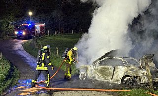 Die Feuerwehren aus Bruchhausen und Ottbergen rücken am frühen Samstagmorgen zu einem Fahrzeugbrand aus. - Feuerwehr Höxter Die Feuerwehren aus Bruchhausen und Ottbergen rücken am frühen Samstagmorgen zu einem Fahrzeugbrand aus. - Feuerwehr Höxter