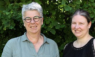 Abschied auch vom Träger: Regionalleiterin Kirsten Gerold (r.) wünscht Barbara Andelefski (64) nach so vielen Berufsjahren in der Kita Mariä Himmelfahrt alles Gute. - Kita/Schlichter Abschied auch vom Träger: Regionalleiterin Kirsten Gerold (r.) wünscht Barbara Andelefski (64) nach so vielen Berufsjahren in der Kita Mariä Himmelfahrt alles Gute. - Kita/Schlichter