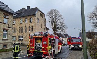 An der Poststraße in Fürstenberg waren etwa 60 Einsatzkräfte der Feuerwehr im Einsatz. - Feuerwehr An der Poststraße in Fürstenberg waren etwa 60 Einsatzkräfte der Feuerwehr im Einsatz. - Feuerwehr