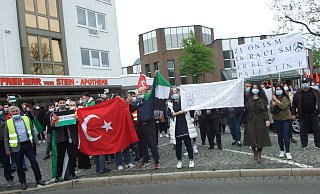 Sehr kritisch setzten sich die vorwiegend türkischstämmigen Demonstranten mit der aktuellen Politik Israels auseinander. - Karsten Schulz Sehr kritisch setzten sich die vorwiegend türkischstämmigen Demonstranten mit der aktuellen Politik Israels auseinander. - Karsten Schulz