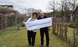 Für die Landesgartenschau wird ein Songe gesucht - und Elfen. Landesgartenschau-Geschäftsführer Claudia Koch und Heinrich Sperling werben für die Teilnahme am Wettbewerb zum LGS-Song. - LGS Höxter Für die Landesgartenschau wird ein Songe gesucht - und Elfen. Landesgartenschau-Geschäftsführer Claudia Koch und Heinrich Sperling werben für die Teilnahme am Wettbewerb zum LGS-Song. - LGS Höxter