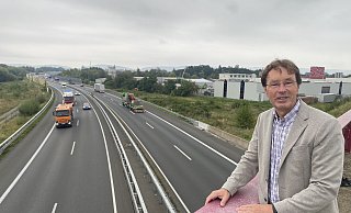 Andreas Meyer geht in den Ruhestand. Er steht auf der Brücke, die die Börstelstraße über die A30 führt. - Dirk Windmöller Andreas Meyer geht in den Ruhestand. Er steht auf der Brücke, die die Börstelstraße über die A30 führt. - Dirk Windmöller