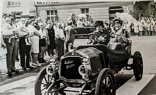 Eine Ausfahrt in Lübbecke an der Ecke Niedernstraße/Bäckerstraße. - Sammlung Ernst Spindler Eine Ausfahrt in Lübbecke an der Ecke Niedernstraße/Bäckerstraße. - Sammlung Ernst Spindler