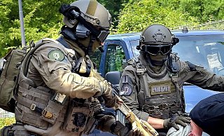 SEK-Beamte des Polizeipräsidiums Bielefelds sind zuletzt in die Schlagzeilen geraten. Nicht nur wegen spektakulärer Festnahmen, sondern auch wegen umstrittener Abzeichen. - Barbara Franke SEK-Beamte des Polizeipräsidiums Bielefelds sind zuletzt in die Schlagzeilen geraten. Nicht nur wegen spektakulärer Festnahmen, sondern auch wegen umstrittener Abzeichen. - Barbara Franke