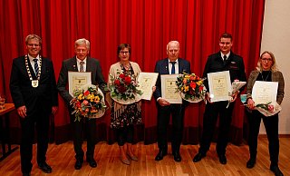 Bürgermeister Uwe Gockel bedankt sich bei (v. l.) Josef Pasel, Jutta Hopp, Hans-Josef Wippermann, Nico Ahle und Silke Kleber, die den Preis stellvertretend für ihre Tochter Laura annahm. - Gemeinde Borchen Bürgermeister Uwe Gockel bedankt sich bei (v. l.) Josef Pasel, Jutta Hopp, Hans-Josef Wippermann, Nico Ahle und Silke Kleber, die den Preis stellvertretend für ihre Tochter Laura annahm. - Gemeinde Borchen