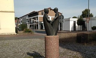 Die ehemals auf dem Kirchvorplatz stehende Bronzestatue ist gestohlen worden. - Polizei Minden-Lübbecke Die ehemals auf dem Kirchvorplatz stehende Bronzestatue ist gestohlen worden. - Polizei Minden-Lübbecke