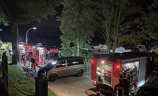 Rund 75 Einsatzkräfte der Feuerwehr inklusive der Tauchgruppe waren im Einsatz, um den Verunglückten Wakeboarder zu retten. Der Einsatz stellte die Helfer vor eine enorme technische Herausforderung. Archivfoto: - Patrick Schwemling Rund 75 Einsatzkräfte der Feuerwehr inklusive der Tauchgruppe waren im Einsatz, um den Verunglückten Wakeboarder zu retten. Der Einsatz stellte die Helfer vor eine enorme technische Herausforderung. Archivfoto: - Patrick Schwemling