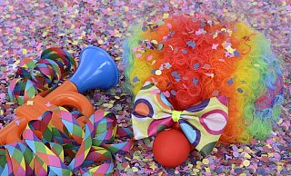 Ein 22-Jähriger steht unter Verdacht, bei einer Karnevalssitzung rassistische Parolen gerufen zu haben. - Image by Annette from Pixabay Ein 22-Jähriger steht unter Verdacht, bei einer Karnevalssitzung rassistische Parolen gerufen zu haben. - Image by Annette from Pixabay