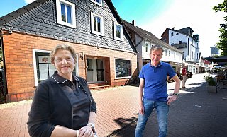 Machen sich voller Vorfreude ans Werk: Heike Winter (Geno Immobilien) und Reinhard Michel (Architekturwerkstatt) rechnen in diesen Tagen mit der Baugenehmigung. - Andreas Frücht Machen sich voller Vorfreude ans Werk: Heike Winter (Geno Immobilien) und Reinhard Michel (Architekturwerkstatt) rechnen in diesen Tagen mit der Baugenehmigung. - Andreas Frücht