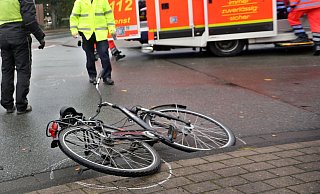 Auf dem Gehweg der Eckendorfer Straße fanden Passanten einen Mann ohne Erinnerung. - Symbolfoto: Sarah Jonek Auf dem Gehweg der Eckendorfer Straße fanden Passanten einen Mann ohne Erinnerung. - Symbolfoto: Sarah Jonek
