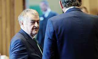 Herbert Reul (l., CDU), Innenminister von Nordrhein-Westfalen, spricht mit dem Ausschussvorsitzenden Dietmar Panske (CDU) vor seiner Zeugenaussage. - David Young Herbert Reul (l., CDU), Innenminister von Nordrhein-Westfalen, spricht mit dem Ausschussvorsitzenden Dietmar Panske (CDU) vor seiner Zeugenaussage. - David Young