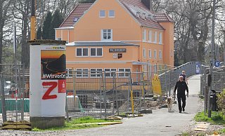 Unbekannte haben mit roter Farben ein Z auf die Litfaßsäule vor der Sielbrücke an den Sielterrassen gespüht. - Ulf Hanke Unbekannte haben mit roter Farben ein Z auf die Litfaßsäule vor der Sielbrücke an den Sielterrassen gespüht. - Ulf Hanke