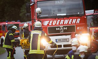 Im Einsatz: Feuerwehrleute aus Höxter haben das Feuer bei Arntz Optibelt gelöscht. (Symbolbild) - Symbolfoto: Niklas Tüns Im Einsatz: Feuerwehrleute aus Höxter haben das Feuer bei Arntz Optibelt gelöscht. (Symbolbild) - Symbolfoto: Niklas Tüns