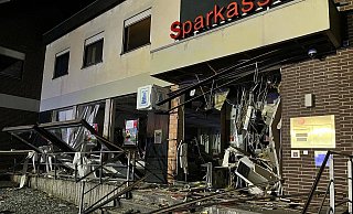Geldautomat Sparkasse im nordhessischen Breuna nahe Warburg gesprengt - FFW Breuna Geldautomat Sparkasse im nordhessischen Breuna nahe Warburg gesprengt - FFW Breuna