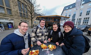 Vier Freunde vor der neuen Fritten-Bude am Hauptbahnhof (v.l.): Dennis, Jannis, Tobias und Moses testen Bärlin Curry. - Andreas Zobe Vier Freunde vor der neuen Fritten-Bude am Hauptbahnhof (v.l.): Dennis, Jannis, Tobias und Moses testen Bärlin Curry. - Andreas Zobe