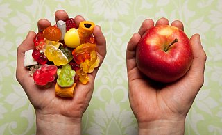 Statt zu den Gummibärchen lieber zum Apfel greifen? Mit dem Aschermittwoch am 14. Februar beginnt die rund 40-tägige Fasten- oder Passionszeit vor Ostern (31. März). - epd-bild / Joern Neumann Statt zu den Gummibärchen lieber zum Apfel greifen? Mit dem Aschermittwoch am 14. Februar beginnt die rund 40-tägige Fasten- oder Passionszeit vor Ostern (31. März). - epd-bild / Joern Neumann
