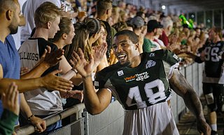Runningback Jalen Starks feiert mit den Fans auf der Rußheide den Sieg gegen Hamburg. - Andreas Zobe Runningback Jalen Starks feiert mit den Fans auf der Rußheide den Sieg gegen Hamburg. - Andreas Zobe