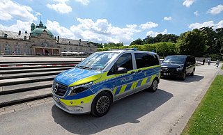 Ein 20-Jähriger ist bei einer Auseinandersetzung in Bad Oeynhausen lebensgefährlich verletzt worden. Der junge Mann und sein 19-jähriger Begleiter sollen nach Angaben von Staatsanwaltschaft und Polizei Bielefeld in der Nacht zu Sonntag in einem Park mit einer Gruppe von rund zehn Männern in Streit geraten sein. - Thorsten Gödecker Ein 20-Jähriger ist bei einer Auseinandersetzung in Bad Oeynhausen lebensgefährlich verletzt worden. Der junge Mann und sein 19-jähriger Begleiter sollen nach Angaben von Staatsanwaltschaft und Polizei Bielefeld in der Nacht zu Sonntag in einem Park mit einer Gruppe von rund zehn Männern in Streit geraten sein. - Thorsten Gödecker