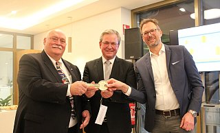 Peter Bronnenberg, Geschäftsführung Padersprinter (v. l.), Bürgermeister Michael Dreier und Architekt Carsten Scherhans freuen sich über die offizielle Eröffnung des neuen Kundencenters an der Westernmauer 18. - Anna-Lena Hinder Peter Bronnenberg, Geschäftsführung Padersprinter (v. l.), Bürgermeister Michael Dreier und Architekt Carsten Scherhans freuen sich über die offizielle Eröffnung des neuen Kundencenters an der Westernmauer 18. - Anna-Lena Hinder