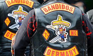 Die Bandidos sind in NRW mittlerweile verboten. Doch es gibt sogenannte Supporter-Gruppen, die ihre Clubfarben an denen der Bandidos anlehnen - rot und gold. Ein solcher Club hat sich offenbar kürzlich in Paderborn gegründet. - dpa Die Bandidos sind in NRW mittlerweile verboten. Doch es gibt sogenannte Supporter-Gruppen, die ihre Clubfarben an denen der Bandidos anlehnen - rot und gold. Ein solcher Club hat sich offenbar kürzlich in Paderborn gegründet. - dpa