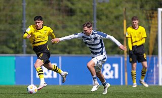 Duisburgs U19-Akteur Julius Bugenhagen, hier im A-Junioren-Bundesligaspiel gegen Borussia Dortmund, kickt künftig für die Paderborner Regionalliga-Reserve. - picture alliance Duisburgs U19-Akteur Julius Bugenhagen, hier im A-Junioren-Bundesligaspiel gegen Borussia Dortmund, kickt künftig für die Paderborner Regionalliga-Reserve. - picture alliance