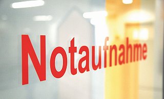 Der Unbekannte brachte das Mädchen zur Klinik, haute anschließend aber ab. - NW / MKK Der Unbekannte brachte das Mädchen zur Klinik, haute anschließend aber ab. - NW / MKK