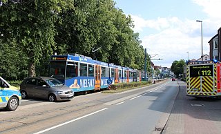 Der versuchte U-Turn des Golfs endete am Scheitelpunkt, als die Stadtbahn den Golf frontal rammte. - Polizei Bielefeld. Der versuchte U-Turn des Golfs endete am Scheitelpunkt, als die Stadtbahn den Golf frontal rammte. - Polizei Bielefeld.