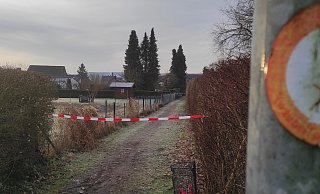 Ende Januar soll ein 66-Jähriger aus Beverungen versucht haben, einen 48 Jahre alten Lauenförder umzubringen. Am Morgen nach der Tat waren einige Bereiche der Lauenförder Bahnhofstraße und der umliegenden Wege noch gesperrt. - Svenja Ludwig Ende Januar soll ein 66-Jähriger aus Beverungen versucht haben, einen 48 Jahre alten Lauenförder umzubringen. Am Morgen nach der Tat waren einige Bereiche der Lauenförder Bahnhofstraße und der umliegenden Wege noch gesperrt. - Svenja Ludwig
