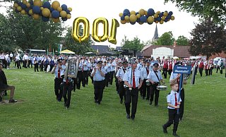 Abmarsch zum Festumzug. Unter der 100 führt der Spielmannszug Oberntudorf an. Rund 500 Gäste, unter ihnen zwölf Musikvereine und befreundete Schützenvereine, sind mit dabei - Johannes Büttner Abmarsch zum Festumzug. Unter der 100 führt der Spielmannszug Oberntudorf an. Rund 500 Gäste, unter ihnen zwölf Musikvereine und befreundete Schützenvereine, sind mit dabei - Johannes Büttner