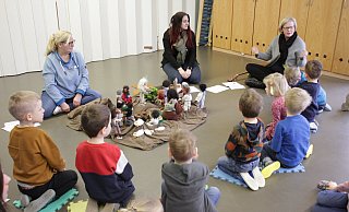 Die Scherfeder Kita-Kinder schauen mit ihren Erzieherinnen Silvia Nolte (v. l.) und Vanessa Bierwierth auf Gemeindereferentin Christina Bolte. Die sogenannten Egli-Figuren veranschaulichen die biblische Szene. Mittendrin die Handpuppe „Sharli“. - Dieter Scholz Die Scherfeder Kita-Kinder schauen mit ihren Erzieherinnen Silvia Nolte (v. l.) und Vanessa Bierwierth auf Gemeindereferentin Christina Bolte. Die sogenannten Egli-Figuren veranschaulichen die biblische Szene. Mittendrin die Handpuppe „Sharli“. - Dieter Scholz