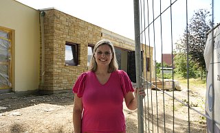 Kita-Leiterin Nicole Zörner strahlt, wenn sie durch die neue Kita führen kann, in der es bis zum Einzug aber noch einiges zu tun gibt. Bei einem Rundgang werden die Ideen für das künftige Leben dort aber schon greifbar. - Gerald Dunkel Kita-Leiterin Nicole Zörner strahlt, wenn sie durch die neue Kita führen kann, in der es bis zum Einzug aber noch einiges zu tun gibt. Bei einem Rundgang werden die Ideen für das künftige Leben dort aber schon greifbar. - Gerald Dunkel