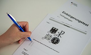 Eine Einbürgerung ist ausgeschlossen, wenn der Antragssteller antisemitisch oder rassistisch motiviert ist. - (c) Copyright 2018, dpa (www.dpa.de). Alle Rechte vorbehalten Eine Einbürgerung ist ausgeschlossen, wenn der Antragssteller antisemitisch oder rassistisch motiviert ist. - (c) Copyright 2018, dpa (www.dpa.de). Alle Rechte vorbehalten