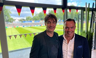Comedian Matze Knop (links) hat den Gütersloher Unternehmer Thomas Hagedorn am Mittwoch im Heidewaldstadion getroffen. Beide plauderten für eine neue Folge des Podcasts Echte Champions XXL, während in der Arena ein letztes Vorbereitungstreffen für das Portugal-Training abgehalten wurde. - Christian Bröder Comedian Matze Knop (links) hat den Gütersloher Unternehmer Thomas Hagedorn am Mittwoch im Heidewaldstadion getroffen. Beide plauderten für eine neue Folge des Podcasts Echte Champions XXL, während in der Arena ein letztes Vorbereitungstreffen für das Portugal-Training abgehalten wurde. - Christian Bröder