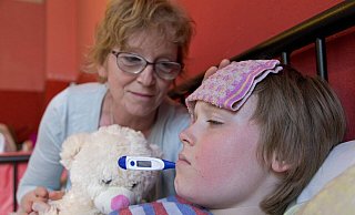 Besser Bettruhe zuhause als unnötiger Besuch in der überfüllten Kinderarztpraxis: Eltern könnten oft durch einfache und effektive Maßnahmen einen unnötigen Arztbesuch vermeiden, so Experte Marcus Heidemann. Auch Fieber sei zumeist kein Problem. - imago images/imagebroker Besser Bettruhe zuhause als unnötiger Besuch in der überfüllten Kinderarztpraxis: Eltern könnten oft durch einfache und effektive Maßnahmen einen unnötigen Arztbesuch vermeiden, so Experte Marcus Heidemann. Auch Fieber sei zumeist kein Problem. - imago images/imagebroker