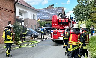 Schnell gelöscht hatten die Einsatzkräfte der Feuerwehr Salzkotten am Sonntagnachmittag einen Zimmerbrand in einem Wohnhaus. - Ralph Meyer Schnell gelöscht hatten die Einsatzkräfte der Feuerwehr Salzkotten am Sonntagnachmittag einen Zimmerbrand in einem Wohnhaus. - Ralph Meyer