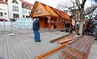 Eine Eisbahn für den Weihnachtsmarkt: Auf dem Klosterplatz laufen die Vorbereitungen. - Wolfgang Rudolf Eine Eisbahn für den Weihnachtsmarkt: Auf dem Klosterplatz laufen die Vorbereitungen. - Wolfgang Rudolf