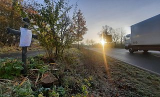 Auch wenn es sehr weit weg von der Straße und hinter einem Graben steht: Straßen NRW verlangt, dass das Holzkreuz, dass an den Tod eines 17-Jährigen an Ostern auf der Bundesstraße 239 bei Marienmünster erinnert, kurzfristig verschwindet. - David Schellenberg Auch wenn es sehr weit weg von der Straße und hinter einem Graben steht: Straßen NRW verlangt, dass das Holzkreuz, dass an den Tod eines 17-Jährigen an Ostern auf der Bundesstraße 239 bei Marienmünster erinnert, kurzfristig verschwindet. - David Schellenberg