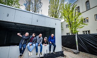 Die Verantwortlichen machen schonmal ein Foto: Peter Rosendahl (Gastronom), Martin Beyer (Konzerthausdirektor), Markus Bergedieck (Architekt), Stefanie Niedermeier (Verwaltungsdirektorin Bühnen und Orchester), Michael Heicks (Intendant Bühnen und Orchester, v.l.). - Sarah Jonek Fotografie Die Verantwortlichen machen schonmal ein Foto: Peter Rosendahl (Gastronom), Martin Beyer (Konzerthausdirektor), Markus Bergedieck (Architekt), Stefanie Niedermeier (Verwaltungsdirektorin Bühnen und Orchester), Michael Heicks (Intendant Bühnen und Orchester, v.l.). - Sarah Jonek Fotografie
