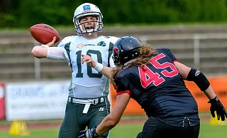 Zumindest für die nächste Saison wird Niklas Gorny (l.) keine Pässe für die Bulldogs spielen. - Andreas Zobe Zumindest für die nächste Saison wird Niklas Gorny (l.) keine Pässe für die Bulldogs spielen. - Andreas Zobe