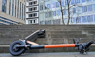 Das Duo auf dem E-Scooter kam vom Gehweg ab und prallte dann gegen einen Pfeiler. Der Fahrer (21) aus Bielefeld erlitt schwere Kopfverletzungen. - Symbolfoto: pixabay / Creative Commons Das Duo auf dem E-Scooter kam vom Gehweg ab und prallte dann gegen einen Pfeiler. Der Fahrer (21) aus Bielefeld erlitt schwere Kopfverletzungen. - Symbolfoto: pixabay / Creative Commons