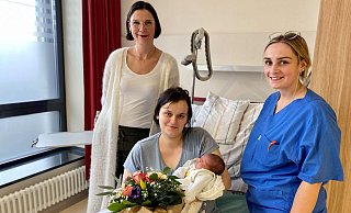 Freuen sich über das erste Baby am Klinikum Herford im Jahr 2024: Kim Tasto (v. l.), Pflegerische Bereichsleitung, Mama Tanja Sehurygin mit dem kleinen Malek und Hebamme Reka Waibl. - Klinikum Herford Freuen sich über das erste Baby am Klinikum Herford im Jahr 2024: Kim Tasto (v. l.), Pflegerische Bereichsleitung, Mama Tanja Sehurygin mit dem kleinen Malek und Hebamme Reka Waibl. - Klinikum Herford